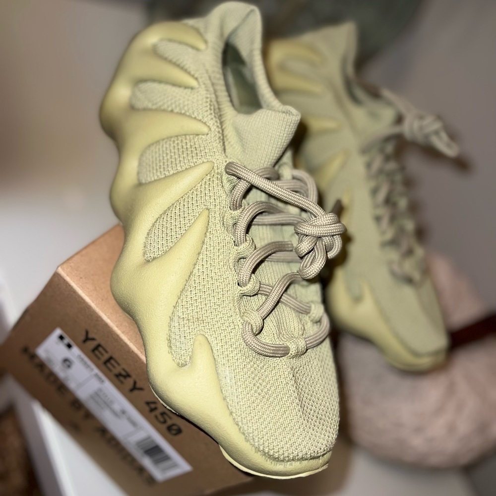 GENTLY used Yeezy 450 RESIN (soft green color) Men’s size 6